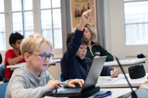 Deux jeunes collégiens en cours
