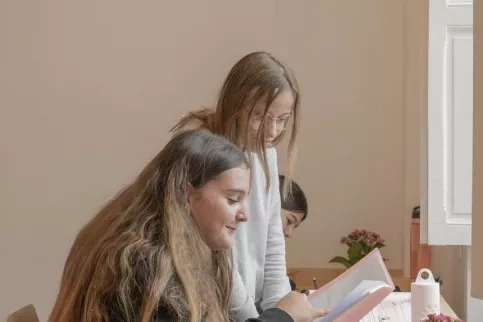 Deux jeunes en train de travailler dans leur chambre d'internatr