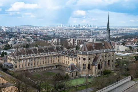 La chapelle, les bâtiments et la vue sur Paris