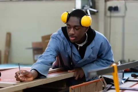 Jeune homme en formation menuisier