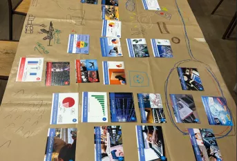 Cartes de la Fresque du Numérique sur une table