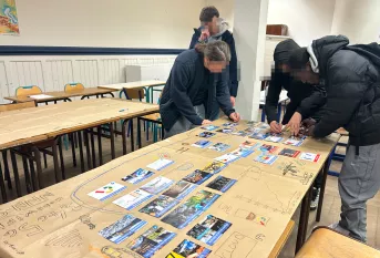 Les lycéens disposent les cartes de la Fresque Numérique sur la table
