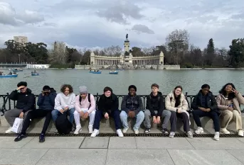 Jeunes devant El Parque del Retiro