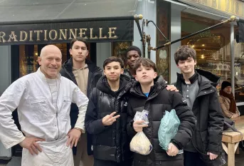 Jeunes devant la devanture de la boulangerie