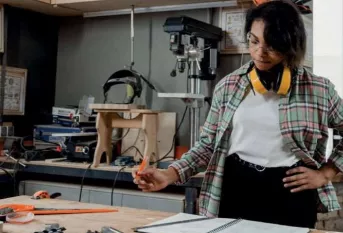 PERSONNE TRAVAILLANT DANS UN ATELIER BOIS