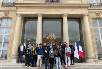 Les élèves devant l'Elysée