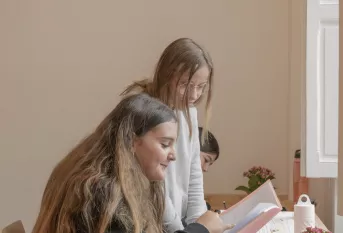 Deux jeunes en train de travailler dans leur chambre d'internatr