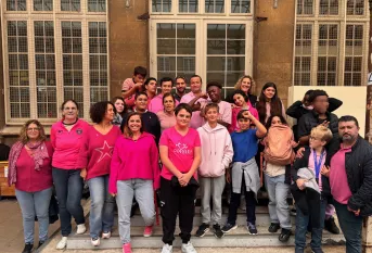 Collégiens et encadrants habillés en rose devant le collège