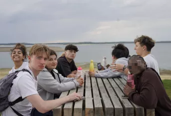 Jeunes attablées devant un lac