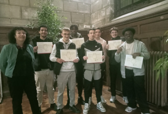 Elèves sur l'estrade avec leur diplôme en main