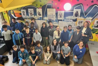 Groupe de collégiens posant dans le hall du collège