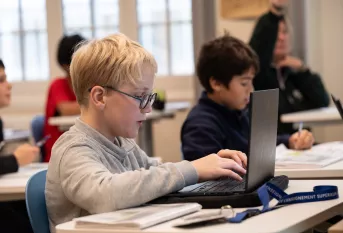 Collégien utilisant un ordinateur