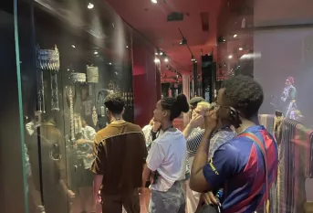Elèves devant une vitrine du musée du Quai Branly