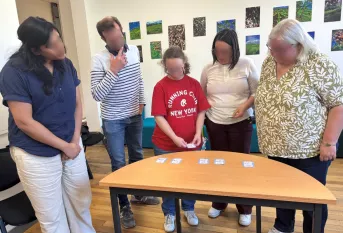 parents et élève qui regardent des cartes posées sur une table