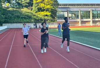 Elèves en train de courir dans le stage