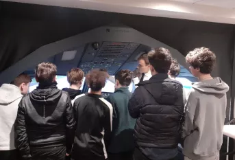Elèves devant un simulateur de vol