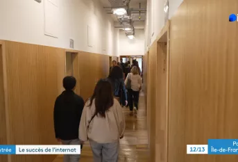 Elèves dans les couloirs de l'internat
