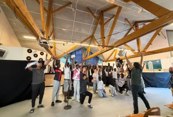 Jeunes dans une salle qui préparent une comédie musicale