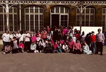 Photo de groupe rassemblant les collégiens et les équipes