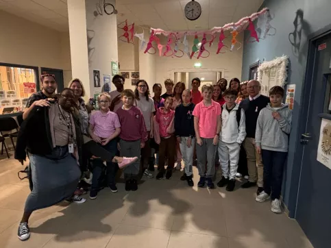 collégiens regroupés qui posent