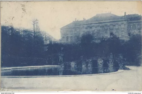 Vue sur la piscine avec château en arrière plan