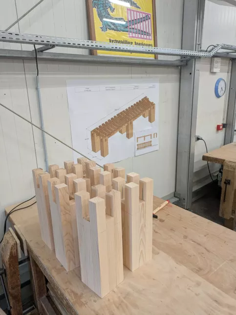  Pièces en bois découpées par les élèves pour la préparation du projet