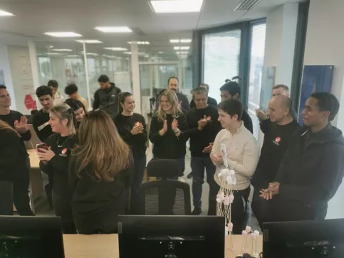 Formateurs et jeunes réunis dans une salle