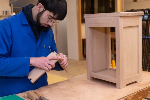 Un jeune en CAP MFMMA en train de travailler sur une réalisation 