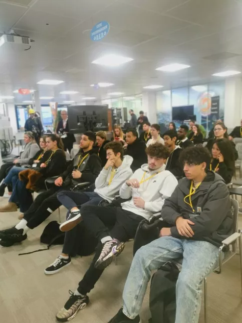 Les jeunes assis sur une chaise écoutant la conférence