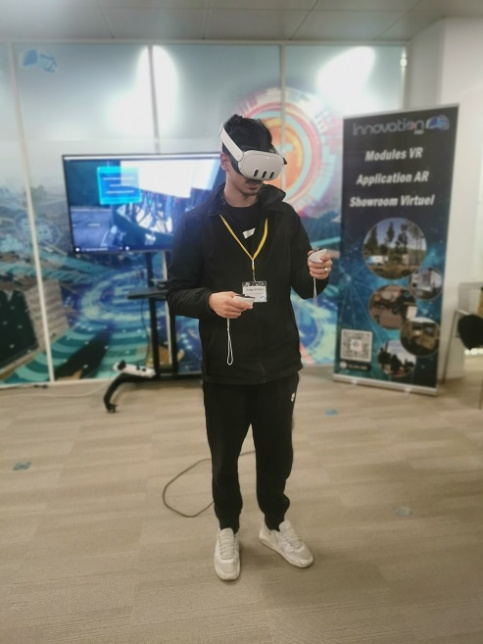Jeune portant un casque 3D