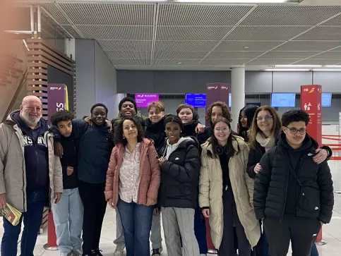 Jeunes et encadrants à l'aéroport