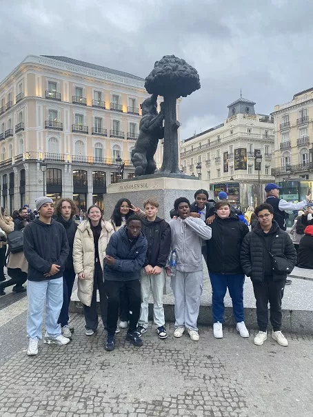 Jeunes devant une statue