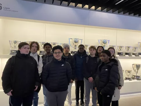 Jeunes posant dans un musée