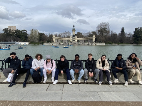 Jeunes posant devant El parque de Retiro