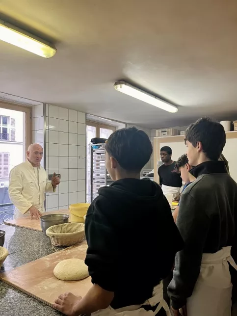 jeunes ecoutant les explications du boulanger