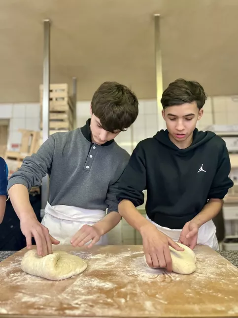 Jeunes malaxant la pate à pain
