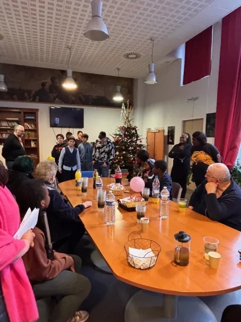 Les jeunes arrivent dans la salle pour apporter les cadeaux