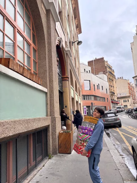 Jeune portant dans ses bras des cadeaux