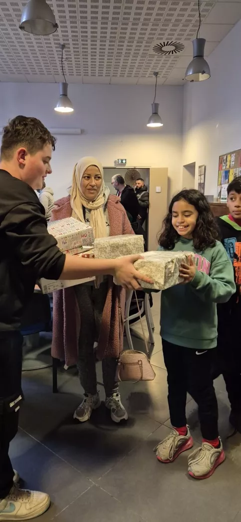 Un jeune donne un cadeau à une fille