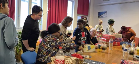 Personnes autour de la table lors de la remise des cadeaux