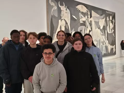 Jeunes posant devant la toile de Guernica