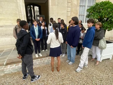 Elèves sur le perron de l'Elysée