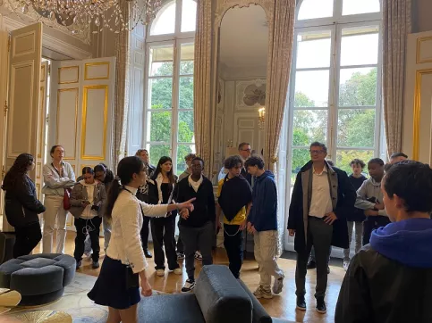 Elèves dans une salle de l'Elysée