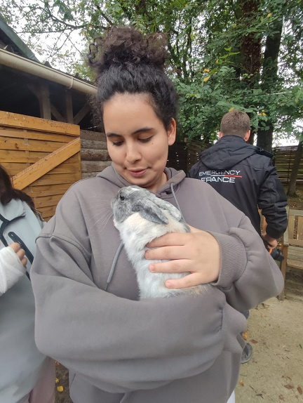 Jeune fille avec un lapin dans ses bras