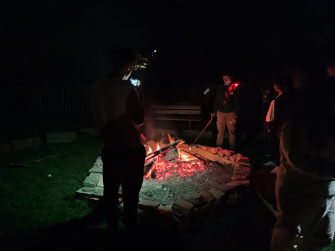 Jeunes autour d'un feu de camp