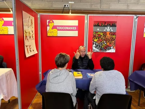 2 jeunes sur le stand Toxicomanies 