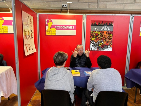2 jeunes sur le stand Toxicomanies