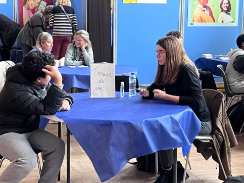 1 jeune assis sur le stand Image de soi