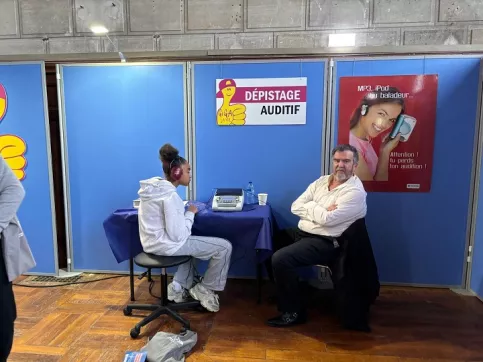 Jeune sur le stand Dépistage Auditif