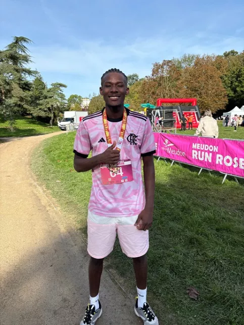 Jeune coureur qui pose pour la photo